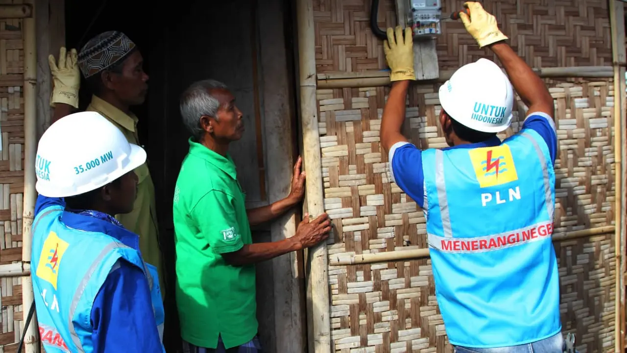 Petugas PLN membangun infrastruktur ketenagalistrikan di daerah-daerah tertinggal, terluar dan terdepan (3T) Dok PLN.