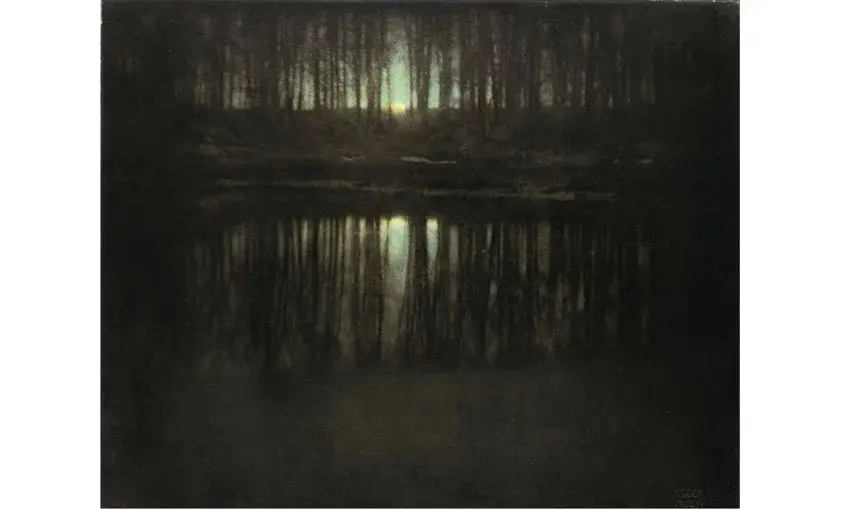 Foto dengan judul The Pond-Moonlight 1904 karya Edward Steichen (Sumber: Peta Pixel)