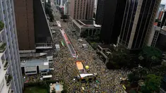 Demonstran berkumpul di Jalan Paulista memprotes Presiden Brasil Dilma Rousseff, Sao Paulo, Brazil (15/32015).  Satu juta demonstran memenuhi ruas jalan di kota-kota Brazil untuk memprotes ekonomi lesu, kenaikan harga dan korupsi. (Reuters/Nacho Doce)