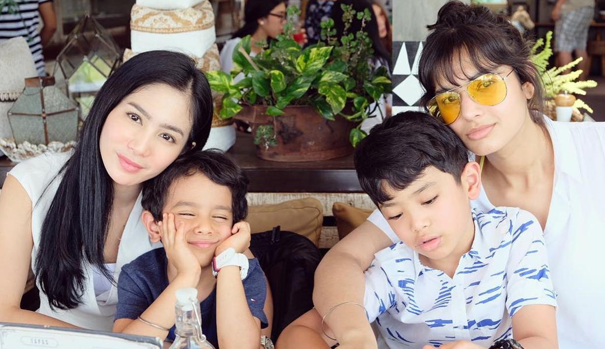 FOTO: Kompaknya Bunga Zainal dengan Anak Sambungnya ...