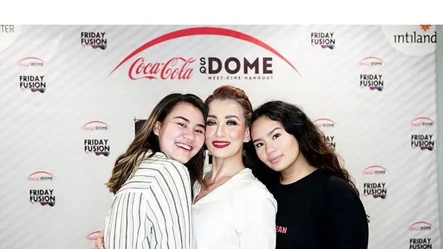 Reza Artamevia bersama kedua putrinya. (Foto: Dok. Instagram @rezaartameviaofficial)