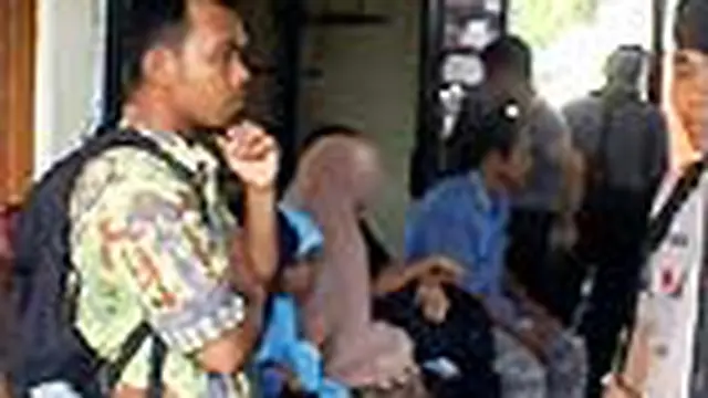 Keinginan warga untuk membebaskan dua tersangka teroris yang ditangkap di Pejaten, Jakarta Selatan, ditolak. Alasannya, penahanan keduanya belum memenuhi 7x24 jam. 