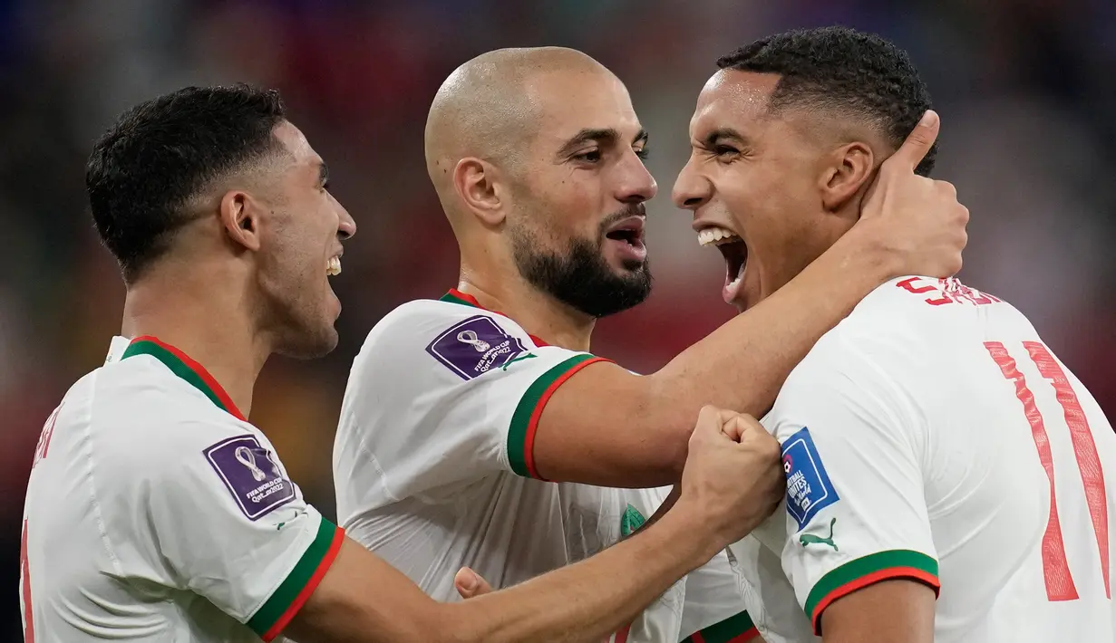 Pemain Maroko Abdelhamid Sabiri (kanan) melakukan selebrasi dengan rekan setimnya Achraf Hakimi (kiri) dan Sofyan Amrabat usai mencetak gol ke gawang Belgia pada pertandingan sepak bola Grup F Piala Dunia 2022 di Stadion Al Thumama, Doha, Qatar, 27 November 2022. Maroko mengalahkan Belgia dengan skor 2-0. (AP Photo/Christophe Ena)