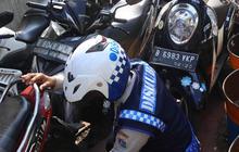 Parkir di trotoar, ratusan pentil sepeda motor dicabuti Dishub