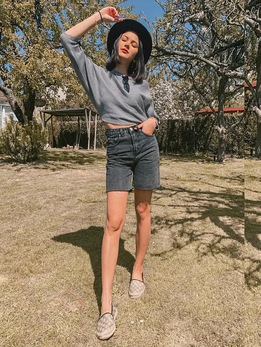 Wanita kelahiran 25 Maret 1998 ini sering kali mengunggah berbagai gaya berbusananya di Instagram. Bak model profesional, ia pun sering mengenakan dress hasil karya rumah fashion ternama dunia seperti Dior. (Liputan6.com/IG/alyssadaguise)