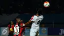 Penyerang Persipura Boaz Salossa berebut bola dengan bek Persija Maman Abdulrahman di laga Torabika Soccer Championship presented by IM3 Ooredoo di Stadion Mandala Jayapura, Papua, Jumat(29/4/2016). Laga imbang 1-1. (Liputan6.com/Helmi Fithriansyah)