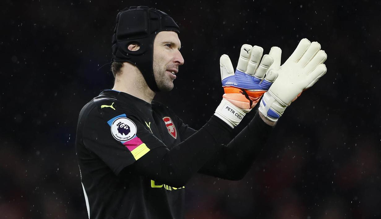 Kiper Arsenal, Petr Cech, menyapa suporter usai menaklukkan Crystal Palace 2-0. Kemenangan ini mengantar The Gunners naik ke posisi tiga klasemen Liga Inggri 2016-2017 menggeser posisi Manchester City. (Reuters/Stefan Wermuth)
