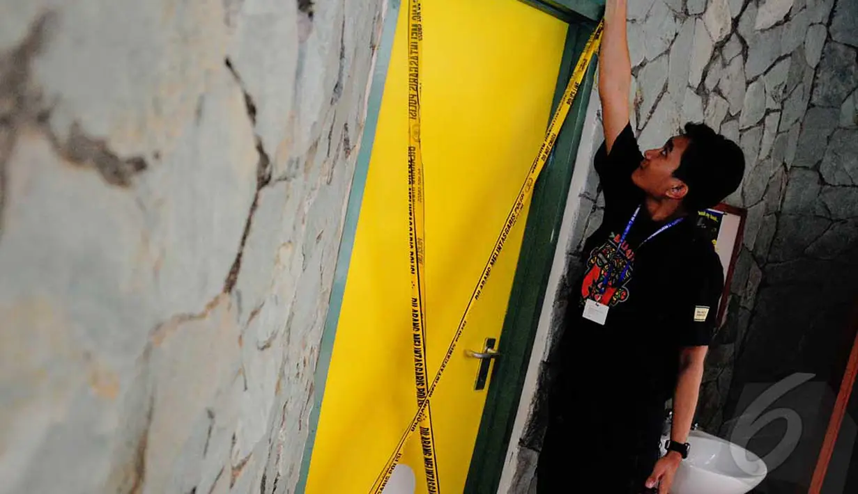 Sebuah ruangan yang diduga tempat terjadi pelecehan seksual diberi garis polisi, Jakarta, Jumat (13/6/2014) (Liputan6.com/Faizal Fanani)