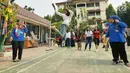 Seorang anak bermain permainan tradisional lompat tali di RPTRA Melati Duri Pulo, Jakarta, Sabtu (13/10). Traditional Games Returns (TGR) mengampanyekan permainan tradisional Indonesia untuk membangkitkan eksistensinya. (Liputan6.com/Herman Zakharia)
