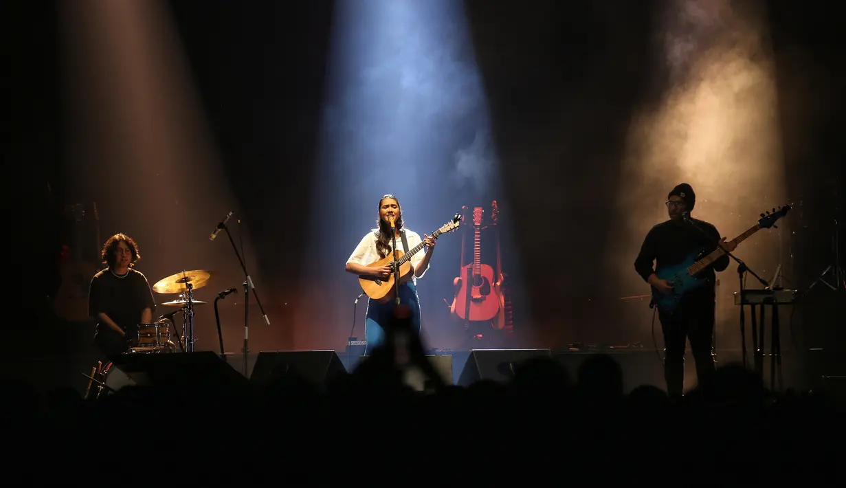Acara dimulai sekitar pukul 7.30 malam. Dere menjadi tamu istimewa dengan membawa sederet tembangnya seperti Kota, Berisik dan Rubik.[Adrian Putra/Fimela.com]