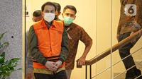 Wakil Ketua DPR Aziz Syamsuddin jelang rilis penetapan tersangka dan penahanan di Gedung KPK Jakarta, Sabtu (25/9/2021). Politisi Partai Golkar ini ditetapkan sebagai tersangka dan langsung ditahan KPK terkait kasus penanganan perkara di Kabupaten Lampung Tengah. (Liputan6.com/Faizal Fanani)