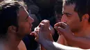 Seorang Imigran menjahit mulutnya selama lakukan protes kepada petugas yang menutup jalur perbatasan dari Yunani ke Gevgelija, , Makedonia, (23/11). Ratusan Imigran ini bersala dari Suriah , Irak dan Afghanistan.  (REUTERS/Ognen Teofilovski)