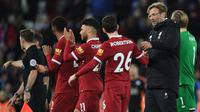 Manajer Liverpool, Jurgen Klopp mengucapkan selamat kepada timnya, Andrew Robertson seusai laga pekan ke-21 Premier League kontra Leicester City di Anfield, Sabtu (30/12). Liverpool menutup tahun 2017 dengan kemenangan 2-1. (Paul ELLIS / AFP)