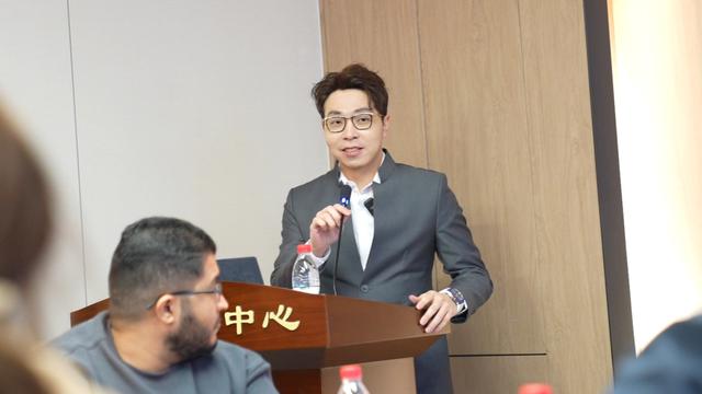 Dr. Richard Lee mendapatkan kehormatan untuk berbicara di Central South University, Tiongkok.