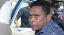 Jailani berada didalam mobil usai menjalani pemeriksaan oleh penyidik KPK, Jakarta, Selasa (23/2). Jailani diperiksa terkait kasus suap proyek Kementerian Pekerjaan Umum dan Perumahan Rakyat bersama Damayanti Wisnu Putranti. (Liputan6.com/Helmi Afandi)