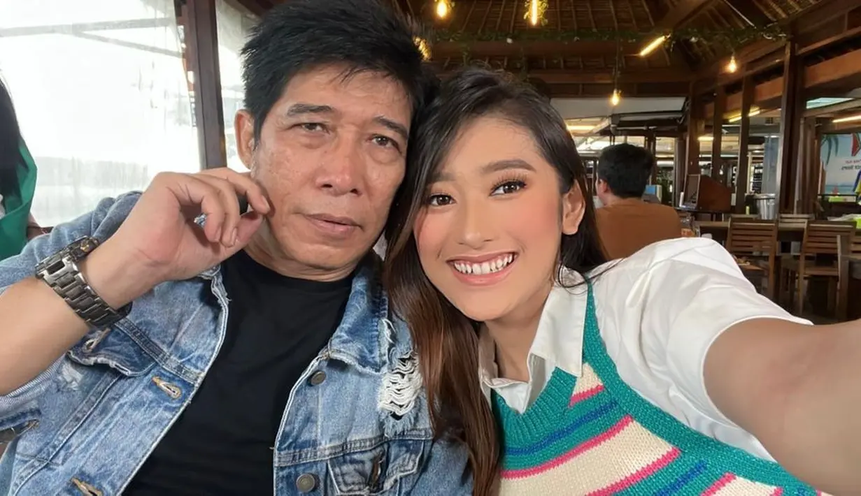 Menjadi anak seorang komedian, Amanda Caesa kini sukses jadi penyanyi. Ia pun kerap pamer kebersamaan dengan sang ayah, Parto. [Instagram @amandacaesaa]