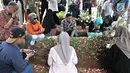 Putra pertama Presiden ke-3 RI BJ Habibie, Ilham Akbar Habibie (kiri) saat berziarah ke makam kedua orangtuanya di TMP Kalibata, Jakarta, Minggu (15/9/2019). Ilham memanjatkan doa bersama warga yang turut datang berziarah. (merdeka.com/Iqbal Nugroho)