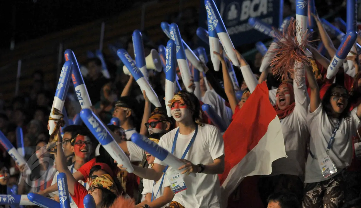 Para suporter saat menyaksikan turnamen BCA Indonesia Open Superseries Premier 2015 di Gelora Bung Karno, Jakarta, Selasa (2/6/2015). Sony menang dengan skor 17-21, 21-13, 21-2. (Liputan6.com/Andrian M Tunay)