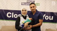 Soraya Larasati bersama suaminya Doni Amaldi dan putra keduanya berpose usai jumpa pers di rumah sakit kawasan Semanggi, Jakarta, Kamis (8/6). Anak kedua Soraya Larasati diberi nama Dzaka Rajendra Ismail Amaldi. (Liputan6.com/Herman Zakharia)