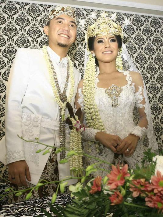 Cincin Kawin Omesh Dian Ayu : Foto Dian Ayu dan Ananda Omesh di Resepsi Pernikahan Ayu ... : Jual cincin kawin berlian desain modern minimalis | emas 18k (75%) palladium gratis pengiriman cicilan 0% kotak cincin eksklusif.
