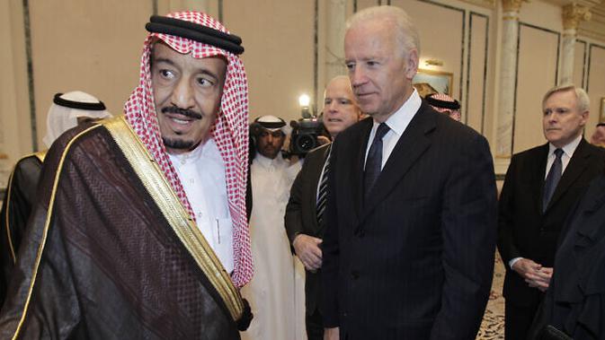 Wakil presiden AS saat itu, Joe Biden, kanan, menyampaikan belasungkawa kepada Pangeran Salman bin Abdel-Aziz atas kematian saudaranya Putra Mahkota Sultan bin Abdul-Aziz Al Saud, di istana Pangeran Sultan di Riyadh, Arab Saudi, 27 Oktober , 2011. (Foto AP / Hassan Ammar, File)