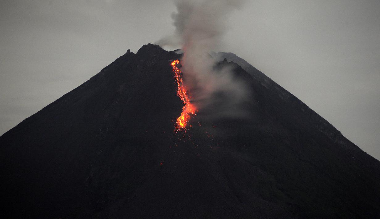 Gunung Merapi mengeluarkan lava pijar yang teramati dari Yogyakarta (7/1/2021). Pusat Vulkanologi Mitigasi dan Bencana Geologi (PVMBG) Badan Geologi Kementerian ESDM mencatat sebanyak 19 kali guguran lava pijar dari Gunung Merapi di daerah istimewa Yogyakarta dan Jawa Tengah. (AFP/Agung Supriyanto)