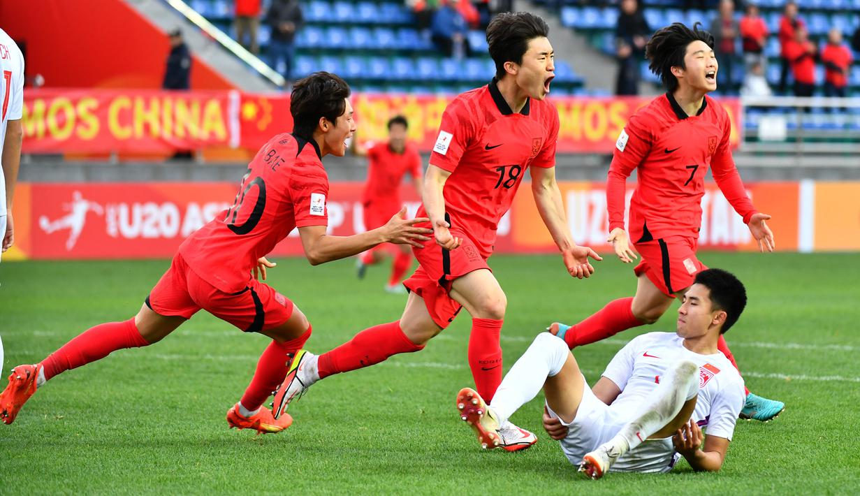 Para pemain Korea Selatan U-20 merayakan gol kedua ke gawang China U-20 yang dicetak Sung Jin-young (tengah) pada laga perempatfinal Piala Asia U-20 2023 di JAR Stadium, Tashkent, Uzbekistan, Minggu (12/3/2023). (AFC/Adam Aidil)