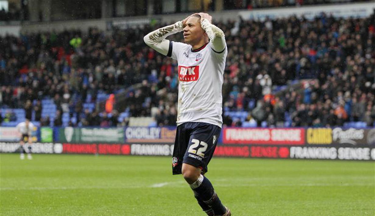 Tahun 2011, Arsenal mengontrak Wellington Silva dari Fluminense meskipun tidak mendapatkan izin kerja di Inggris. The Gunners lalu meminjamkan Silva ke klub Spanyol selama 4 tahun untuk membantunya mendapatkan paspor Spanyol. (www.squawka.com)