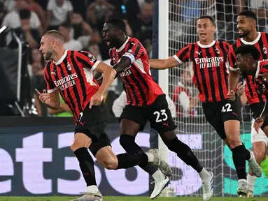 Bek AC Milan, Strahinja Pavlovic (kiri) melakukan selebrasi setelah mencetak gol pertama bagi timnya dalam laga Serie A Italia melawan Lazio di Stadion Olimpico, Roma, 31 Agustus 2024. (Tiziana Fabi/AFP)