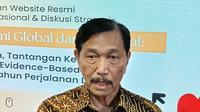 Ketua Dewan Ekonomi Nasional (DEN) Luhut Binsar Pandjaitan saat ditemui di kantornya, Jumat, (13/2/2026). (Foto: Liputan6.com/Maulandy R)