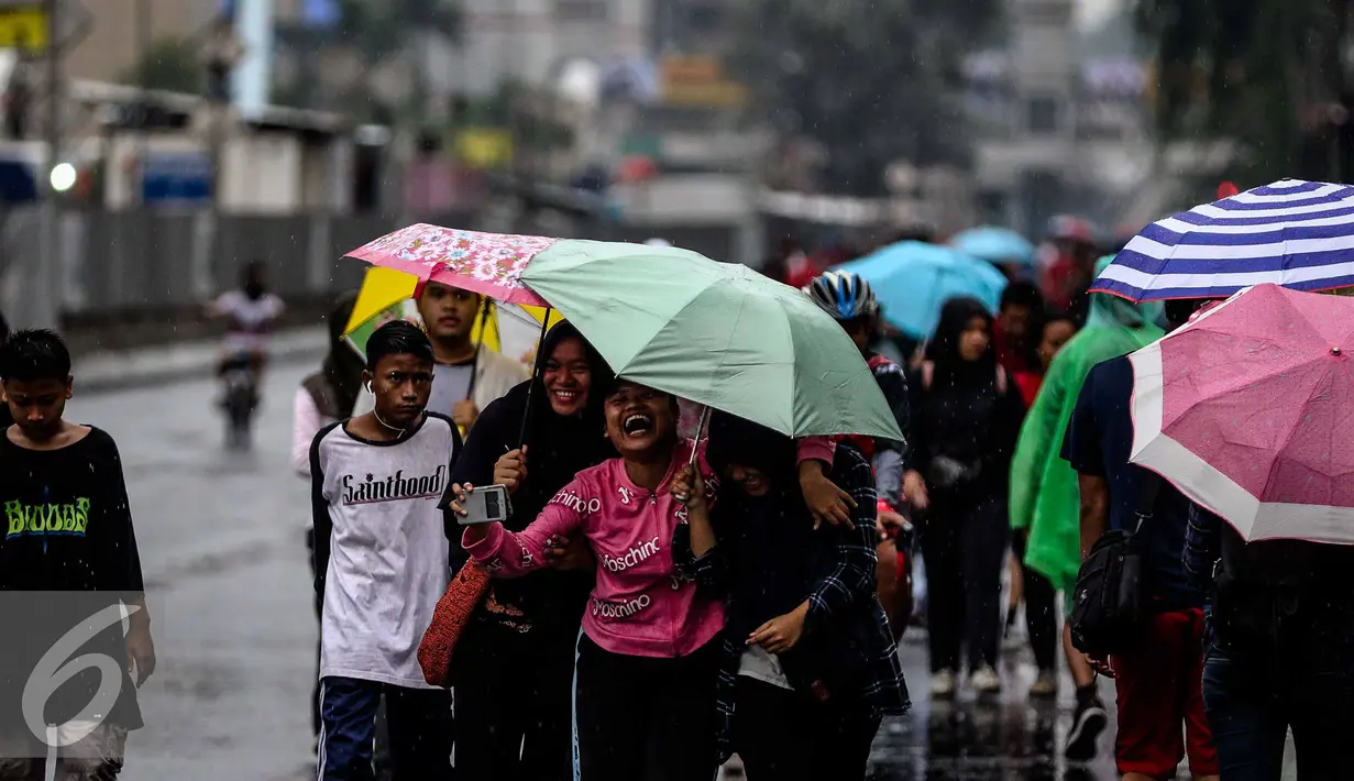 Suasana CFD saat hujan rintik-rintik di kawasan Bundaran HI, Jakarta, Minggu (13/11). Meski gerimis di kawasan tersebut mereka tak surut untuk berolahraga. (Liputan6.com/Faizal Fanani)