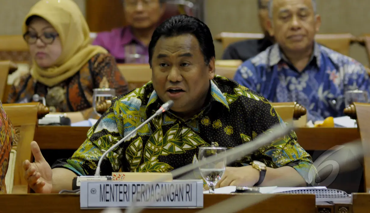 Menteri Perdagangan Rahmat Gobel saat mengikuti rapat dengar pendapat dengan anggota Komisi VI di Senayan, Jakarta, Senin (6/4/2015). Rapat ini membahas tentang dana desa.(Liputan6.com/Andrian M Tunay)