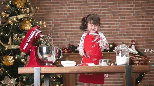 Potret Gemas Chloe Anak Asmirandah saat Bikin Adonan Kue, Gayanya Bak Chef Profesional