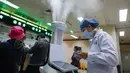 Staf medis menggunakan komputer tablet untuk mengendalikan robot pintar di ruang rawat jalan Rumah Sakit Renmin Universitas Wuhan di Wuhan, 16 Maret 2020. Robot pintar itu mampu melakukan pekerjaan disinfeksi secara otomatis di sejumlah lokasi yang telah ditentukan satu per satu. (Xinhua/Shen Bohan)
