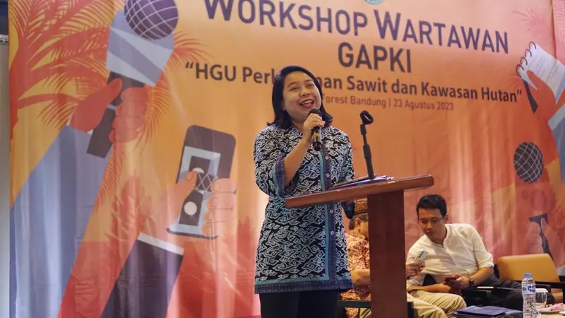 Ketua LPEM UI dari Universitas Indonesia, Eugenia Mardanugraha dalam workshop GAPKI 'HGU Perkebunan sawit dan kawasan hutan', di Bandung, Rabu (23/8/2023). Ia mengatakan bahwa Indonesia tidak menikmati keuntungan seutuhnya dari kegiatan ekspor sawit.