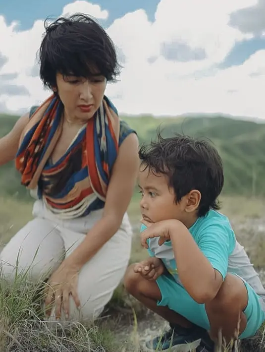 Dalam mimpi tersebut, jagoan kecil itu hanya bisa memandangi sang ayah dengan rasa rindu. Tidak berbincang, Den Bagus hanya memandangi sosok yang kini tengah berada jauh dengannya. (Instagram/thesasonosfam)