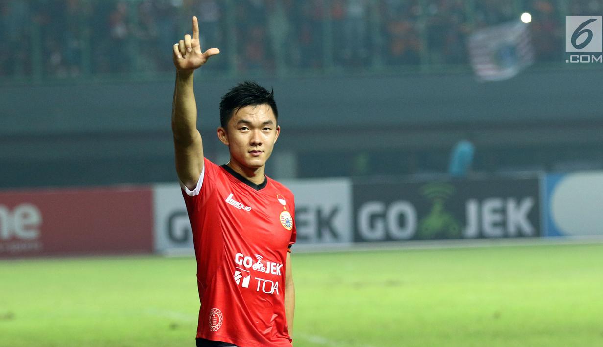 Gelandang Persija, Sutanto Tan menyapa suporter usai memenangi laga melawan Arema FC dilanjutan Liga 1 Indonesia di Stadion Patriot Candrabhaga, Bekasi, Jumat (2/6). Persija unggul 2-0 atas Arema FC. (Liputan6.com/Helmi Fithriansyah)