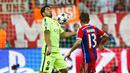 Penyerang Barcelona, Luis Suarez (kiri) mengontrol bola dari kejaran bek Bayern Muenchen Rafinha saat leg kedua semifinal Liga Champions di Allianz Arena, Jerman, Rabu (13/5/2015). Bayern Muenchen menang 3-2 atas Barcelona. (Reuters/Michaela Rehle)
