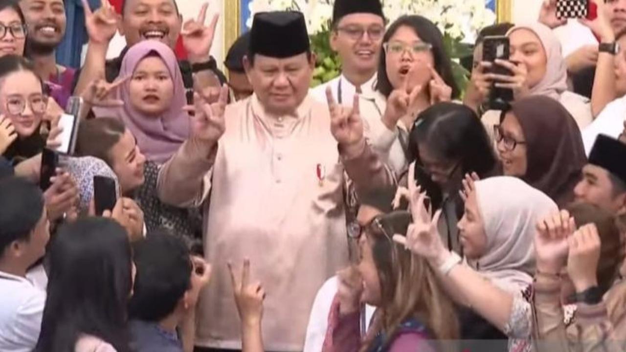 VIDEO: Adab Hormat Prabowo, Langkah Langsung Terhenti Hampiri Emil Salim Datang Berlebaran di Istana