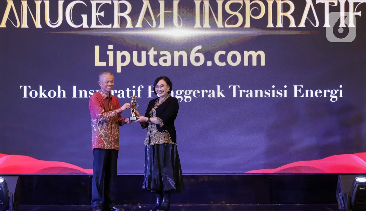 Pimpinan Redaksi Liputan6.com Elin Yunita (kanan) memberikan plakat kepada perwakilan Direktur Utama PLN Darmawan Prasodjo saat acara Anugerah Inspiratif Liputan6.com di hotel Shangri La, Jakarta, Rabu (31/7/2024). Direktur Utama PLN menerima penghargaan Tokoh Inspiratif Penggerak Transisi Energi dan Perusahaan Inspiratif dalam pengurangan Emisi Karbon. (Liputan6.com/Herman Zakharia)