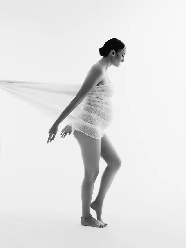 7 Maternity Shoot Nadine Chandrawinata dan Dimas Anggara Tampil Bernuansa Putih