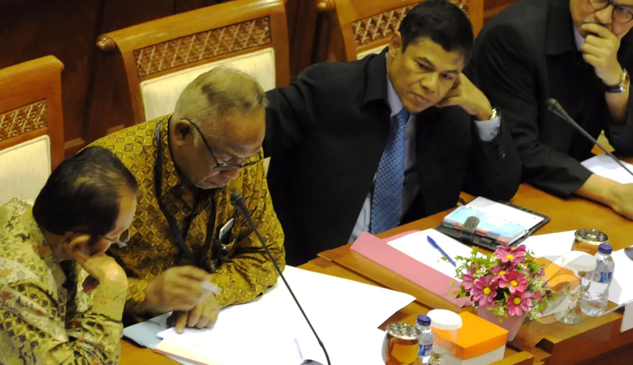Plt Pimpinan KPK,  Taufiequrachman Ruki (kedua kiri) dan PPATK, Yunus Husein (kedua kanan) saat mengikuti rapat dengar pendapat jelang fit dan propertest calon Kapolri Badrodin Haiti, Jakarta, Kamis (9/4/2015). (Liputan6.com/Andrian M Tunay)