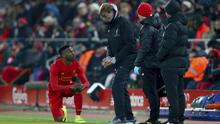 Pelatih Liverpool Juergen Klopp (dua dari kiri) memberi instruksi kepada striker Daniel Sturridge pada leg kedua semifinal Piala Liga Inggris, Kamis (26/1/2017) dinihari WIB. (AP Photo/Dave Thompson)