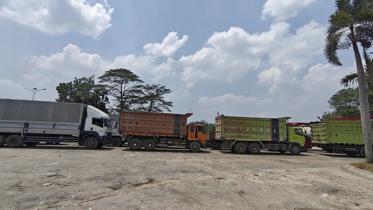 Antrean Solar Subsidi Mengular di Bandar Lampung, Sopir Truk Rela Menginap 2 Hari di Kabin