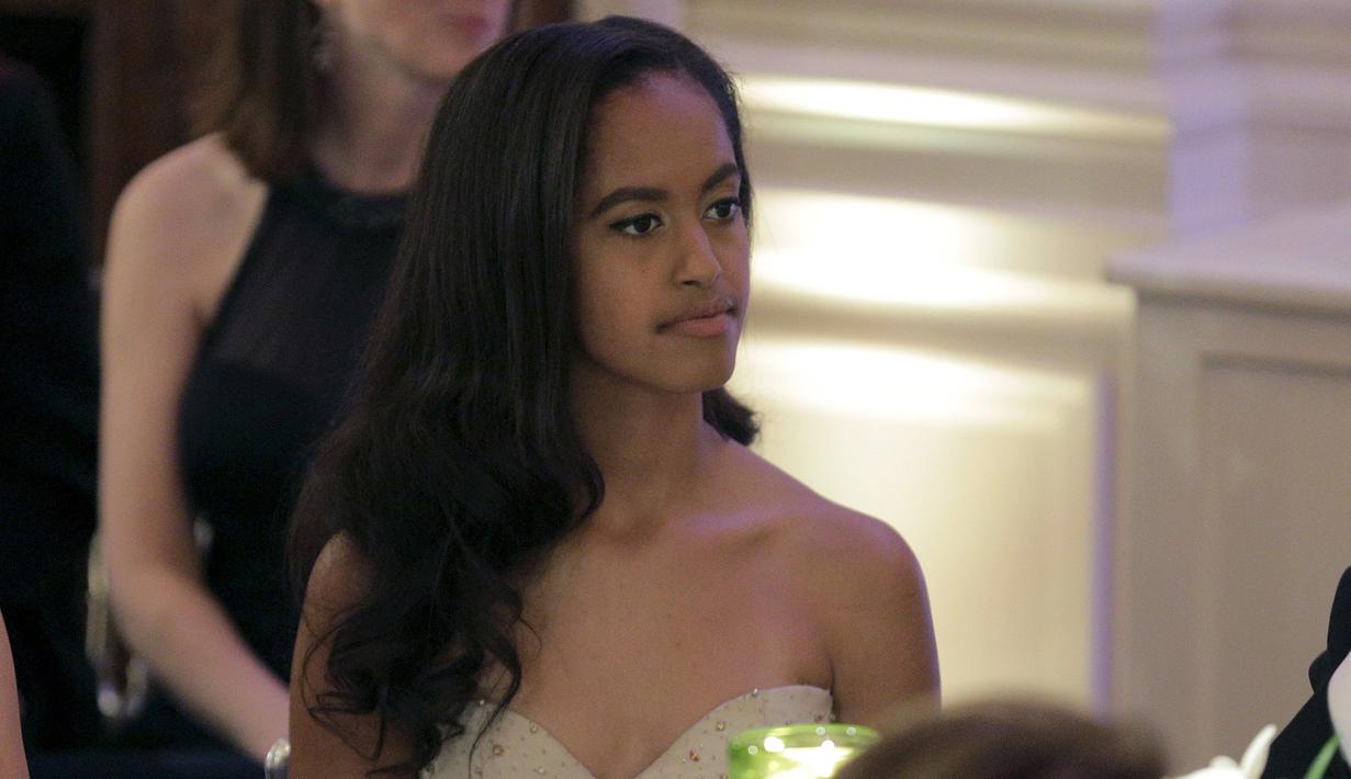 Putri Presiden AS Barack Obama, Malia Obama saat menghadiri acara makan malam Perdana Menteri Kanada Justin Trudeau dan istrinya Sophie Gregoire - Trudeau di Gedung Putih di Washington tanggal 10 Maret 2016. (REUTERS / Joshua Roberts)