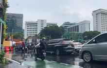 Hujan Deras Terjang Jakarta, Arus Lalu Lintas Tugu Tani Jakpus Macet