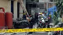 Petugas kepolisian melakukan olah tempat kejadian perkara jatuhnya material dari pembangunan gedung Kemenhan di depan gedung Ortala Kemenkopolhukam, Jakarta, Senin (30/11/2015).(Liputan6.com/Helmi Fithriansyah)