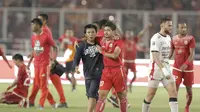 Seorang Jakmania menerobos lapangan saat merayakan kemenangan Persija Jakarta atas Bali United pada final Piala Presiden di SUGBK, Jakarta, Sabtu (17/2/2018). Persija menang 3-0 atas Bali United. (Bola.com/M Iqbal Ichsan)