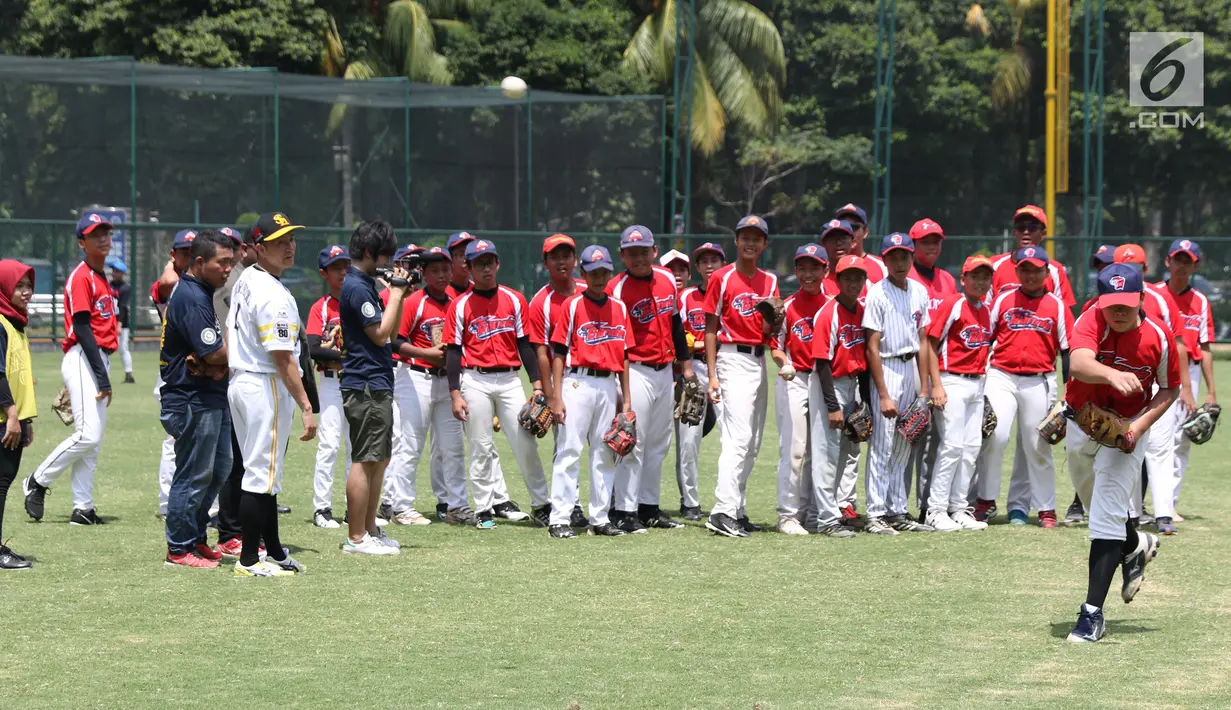 Peserta Asia Baseball Clinic mempraktikkan materi yang diberikan Keizo Kawashima di Lapangan Baseball GBK, Jakarta, Rabu (19/12). Program ini komitmen Ohama Group Jepang dan dikuti 100 atlet Indonesia dari beragam usia. (Liputan6.com/Helmi Fithriansyah)