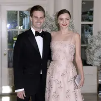 Miranda Kerr sudah menjalin hubungan asmara dengan CEO Snapchat, Evan Spiegel, sejak setahun yang lalu. Kini kabar bahagia tengah datang dari keduanya, Miranda dan Evan resmi bertunangan. (AFP/Bintang.com)